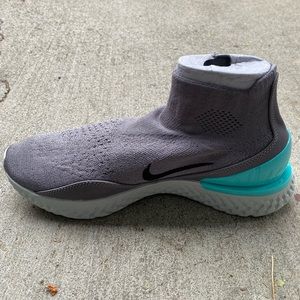 Nike rise react flyknit shoes